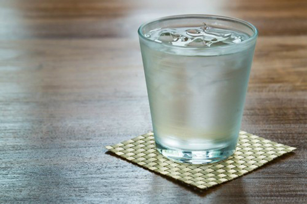 Uống nước để trong tủ lạnh có tốt không?