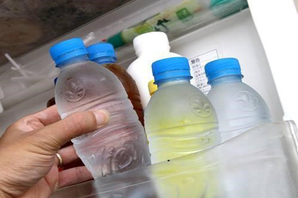 Uống nước để trong tủ lạnh có tốt không?